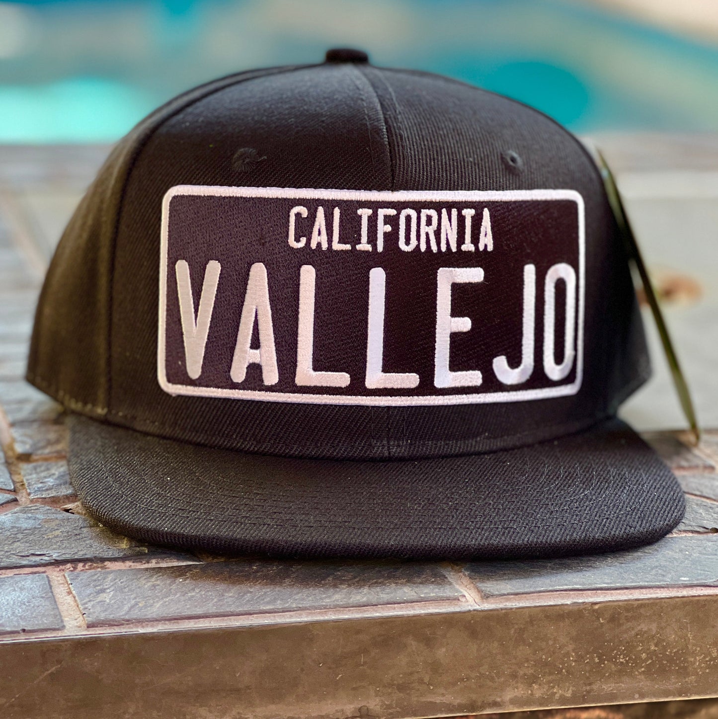 VALLEJO LICENSE PALTE BLACK & WHITE SNAPBACK BASEBALL HAT